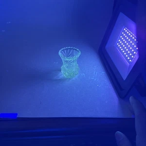 Vintage Miniatur 2,5" geschliffenes Glas Knospe Vase Zahnstocher Halter leuchtet unter 365 Licht - Bild 1 von 7