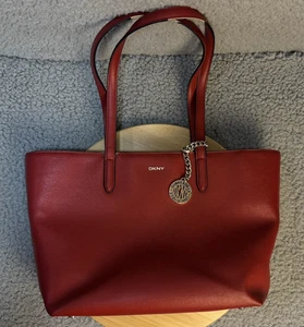DKNY Rot Leder Beuteltasche Damen Schultertasche Logo Anhänger Struktur Handtasche - Bild 1 von 16