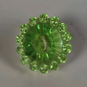 Vintage 2-Hole Beaded Style Plastic Green Le Chic 5 Pcs NOS Partial Card 15 mm - Picture 1 of 4