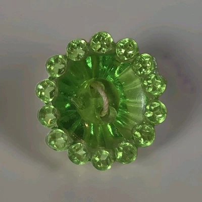 Vintage 2-Hole Beaded Style Plastic Green Le Chic 5 Pcs NOS Partial Card 15 mm - Image 1 of 4