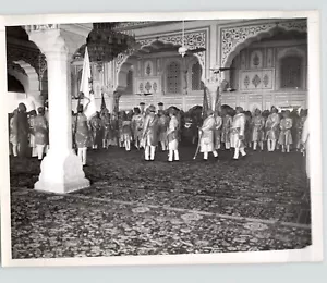 INDIA Procesión Real Hombres en Uniforme Formal Palacio JAIPUR Años 50 Foto de Prensa - Imagen 1 de 2