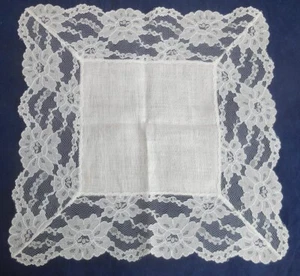 Vintage 12" Damen Hochzeit Taschentuch Taschentuch Spitze Netz weiß auf weißen Rosen - Bild 1 von 4