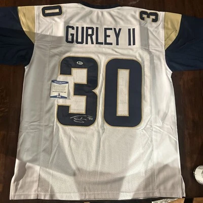 Camiseta personalizada firmada por Todd Gurley.  Beckett autenticado. Foto 1 de 4