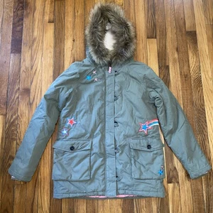 Raro BODEN Estrellas Arco Iris Verde Parka Abrigo Chaqueta Piel Sintética Con Capucha Talla 15-16 Años - Imagen 1 de 18