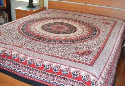 Sábana bajera plana de algodón rojo y negro estampada en bloques color base blanco de la India Foto 1 de 4