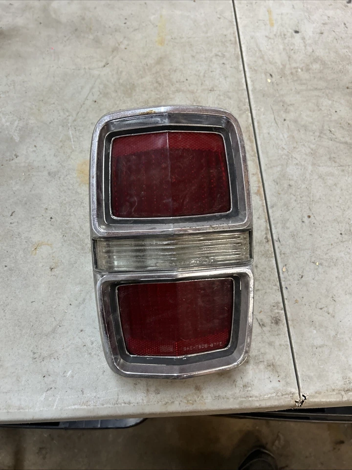 Ford Fairlane 1967 luz trasera Foto 1 de 4