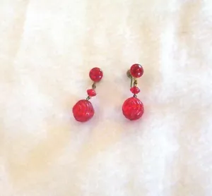 Pendientes colgantes retro vintage con cuentas de vidrio en espiral talladas en rojo - Imagen 1 de 3