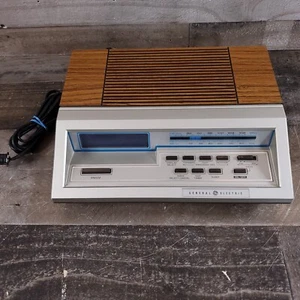 Vintage GE Digital Alarm Clock Wood Grain 7-4672A Radio AM/FM Tested/Works - Picture 1 of 16