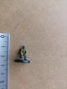 AXIS & ALLIES SOVIET GRENADIER 11/45 /MINIATURE NO CARD P250 - Foto 1 di 1