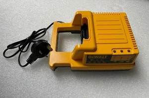 DeWALT DE9000 28V/36V Li-Ion Battery Charger - plug type G - Picture 1 of 1