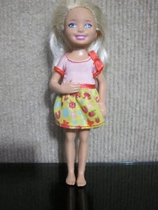 Mattel Barbie's Sister 2010 bambola Chelsea 5,5" capelli biondi lunghi e occhi azzurri - Foto 1 di 8