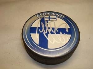 Disco de hockey Antti Niemi firmado por el equipo finlandés autografiado 1B - Imagen 1 de 2