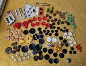 Lotto bottoni antichi (100+) vari materiali aghi spilla gigante *leggi* vintage - Foto 1 di 12