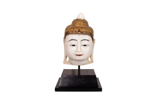 Ein großer, lackierter und vergoldeter Marmorkopf von Buddha, Burma, 20. Jh. - Bild 1 von 7