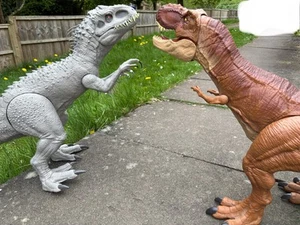 Mattel Jurassic World Park Indominus Rex y Tyrannosaurus Rex Super Colossal XL - Imagen 1 de 4