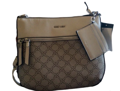 Bolso de mano Nine West Cheska Mushroom Logo Bandolera Desmontable Estuche para Tarjetas Taupe  Foto 1 de 4