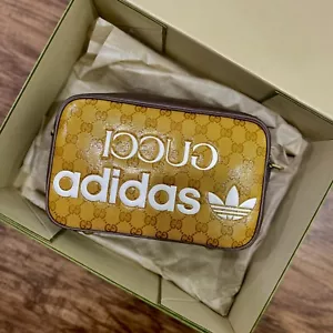 In mano! Gucci x Adidas Borsa a tracolla piccola - Foto 1 di 8