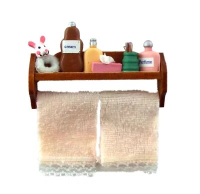 Casa de muñecas rosa artículos de tocador y toallas en estante accesorio de baño miniatura Foto 1 de 4