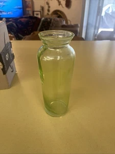 Vintage hellgrüne Glasknospenvase, 8" hoch - Bild 1 von 4