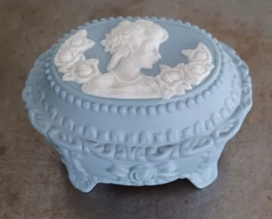 Portagioie con piedini cammeo in ceramica blu e bianca 3,77"x3" - Foto 1 di 18