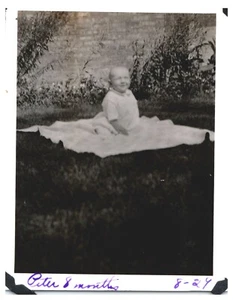 LÄCHELNDER BABY JUNGE AUF GRAS IDENTIFIZIERT, CHICAGO, IL, 1929.VTG 4,3" x 3,3" FOTO*4 - Bild 1 von 2