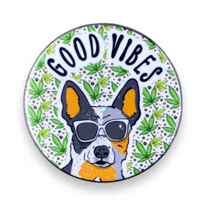 Insignia botón pinback de tacón azul buenas vibraciones hecha a mano retro arte para mascotas regalo 2,25" - Imagen 1 de 12