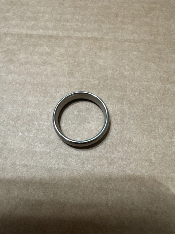 Anillo de tungsteno con acabado metálico para pistola para hombre talla 12 Foto 1 de 4