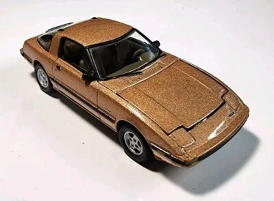 JOHNNY LIGHTNING Classic Gold 1981 Mazda RX-7 1/64 Diecast - Imagem 1 de 4