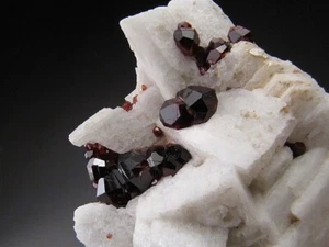 Espesartina sobre cristales de albita valle de Braldu Pakistán - Imagen 1 de 6