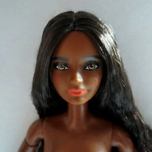 NUOVO! Bambola 2020 Barbie Made To Move AA capelli neri skipper viso articolato nudo - Foto 1 di 4