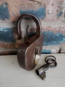 Antiguo candado vintage con una llave en funcionamiento coleccionista hecho en Alemania DU - Imagen 1 de 12