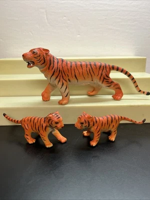 RARE Vintage AAA Tiger, Cubs Bengal PVC Plastic Toy Figures C7 - Image 1 of 4