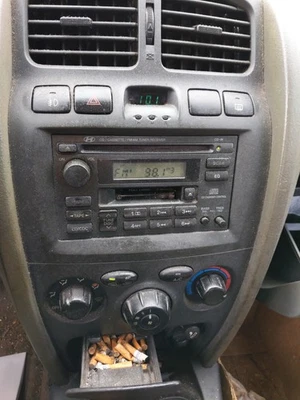 2001-2006 Hyundai Santa Fe Am Fm Cd Player Radio Receiver LC82S - Image 1 of 4