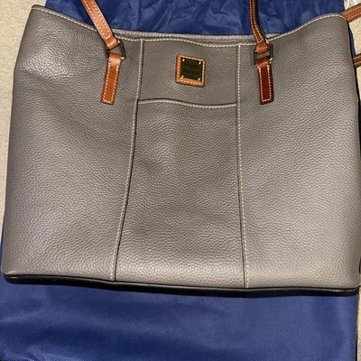 Grano de guijarro de elefante Dooney & Bourke pequeño Lexington Foto 1 de 4