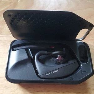 PLANTRONICS  VOYAGER 5200 PLT V5200 SERIES Bluetooth Headset WITH CHARGING CASE  - Photo 1 sur 7