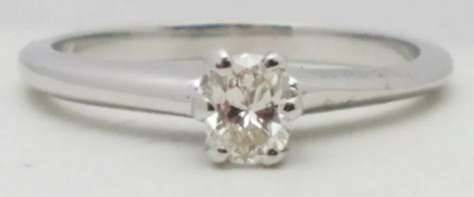 New 14kt white gold oval diamond solitaire ring .25 1/4 carat in size 5.5 - Image 1 of 4