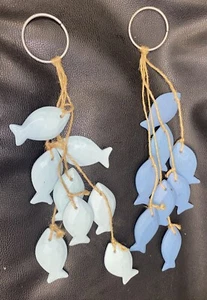 🐟SET DI 2 PESCI IN LEGNO NAUTICO 8PZ SU CORDA DI IUTA APPESI SPIAGGIA CASETTA ARREDAMENTO CASA - Foto 1 di 5