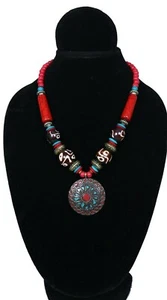 Nuevo Collar Hecho a Mano Boho Chic Turquesa y Cuentas Rojas con Colgante Redondo Destacado - Imagen 1 de 2