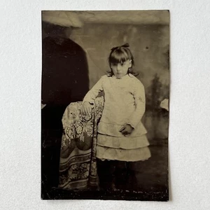 Fotografía antigua tipo tinte adorable niña espeluznante madre oculta en sombrero - Imagen 1 de 9