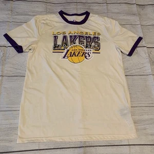 Camiseta con gráfico de timbre talla mediana de la NBA Los Angeles Lakers para hombre - Imagen 1 de 11