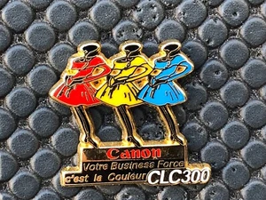  pins pin BADGE PRESSE PHOTO CANON PIN-UP MODE  VERSION DORE ARTHUS BERTRAND - Imagen 1 de 1