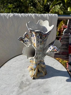 ancienne et grande bouquetière en faience signée - Photo 1/4