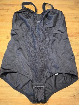 GORGEOUS: Triumph classic bodice body Delia TS, size 100 D, black, new * Vintage - Image 1 of 4