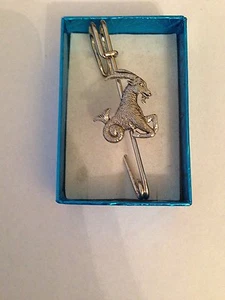 Capricornio PP-SS12 Pin Falda Falda Broche Pin Peltre Emblema 3" 7.5 cm - Imagen 1 de 1