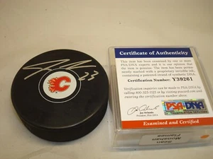 Disco de Hockey Calgary Flames firmado por Sean Monahan autografiado PSA/ADN Certificado de Autenticidad 1h - Imagen 1 de 3