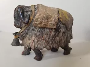 Antikes handgeschnitztes Holz mit Stoff und Messing. Muskox Skulptur. Tibet / Nepal? - Bild 1 von 7