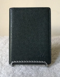 Tarjetero plegable Louis Vuitton "Porte Cartes" en cuero Taiga verde - Imagen 1 de 7