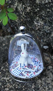 ¡Conejo sobre corazones! Collar Blanco Conejo Alicia País de las Maravillas Queen Hearts diorama - Imagen 1 de 1