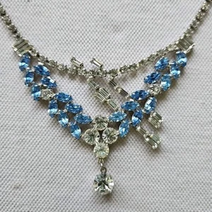 Collar De Colección Delicado Asimétrico Juliana D&E Deep Baby Azul y Transparente Estrás - Imagen 1 de 17