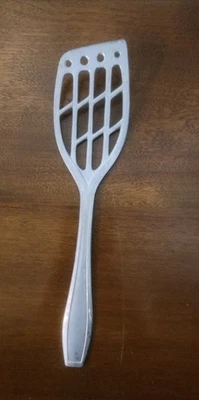 Espátula de pez ranurada en ángulo de aluminio fundido alemana vintage Foto 1 de 2